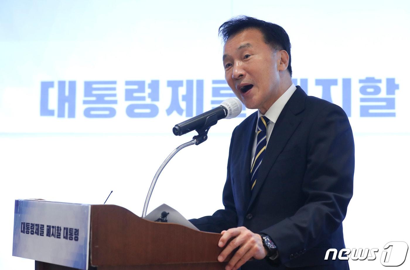 본문 이미지 - 손학규 전 바른미래당 대표가 29일 서울 여의도 한 카페에서 제20대 대선 출마 선언을 하고 있다. 2021.11.29/뉴스1 ⓒ News1 구윤성 기자