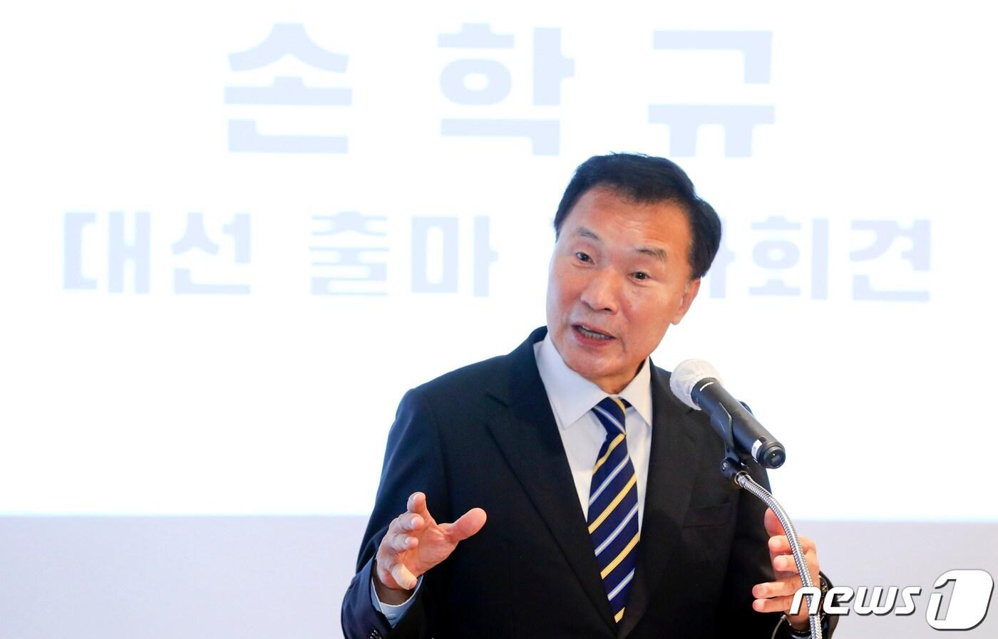 본문 이미지 - 손학규 전 바른미래당 대표가 29일 서울 여의도 한 카페에서 제20대 대선 출마 선언을 하고 있다. 2021.11.29/뉴스1 ⓒ News1 구윤성 기자