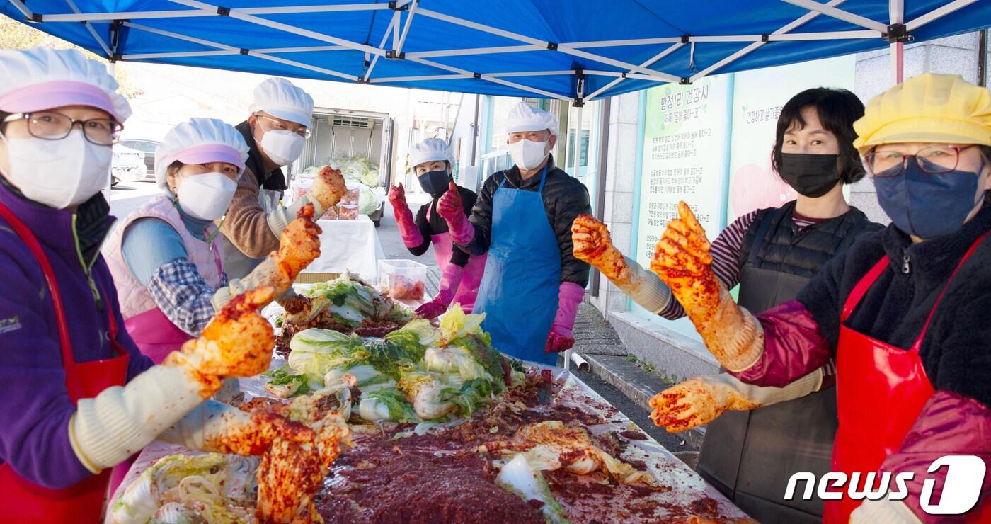 본문 이미지 - 경북 칠곡군 호국마을 주민들이 28일 천안함 희생 장철희 일병 모친에게 전달할 김장을 하고 있다.ㅣ 2021.11.29/ⓒ 뉴스1