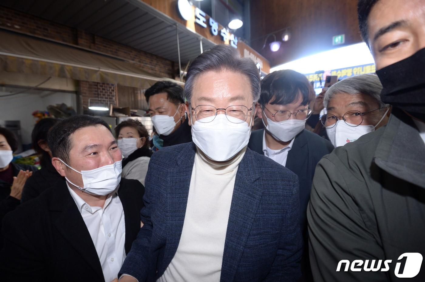 본문 이미지 - 이재명 더불어민주당 대선 후보가 29일 오후 전남 영광군 영광터미널시장에서 지지자들의 환호를 받으며 이동하고 있다. 2021.11.29/뉴스1 ⓒ News1 전원 기자