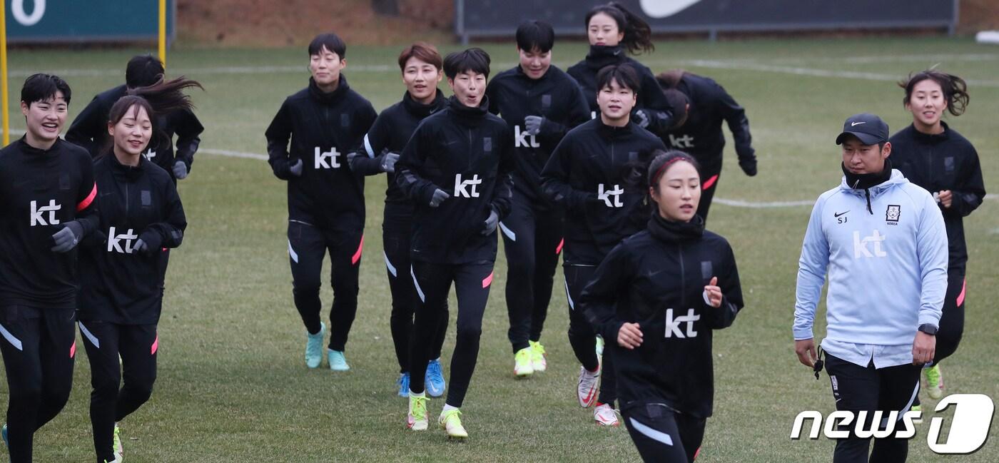 본문 이미지 - 뉴질랜드와 2차 평가전을 앞둔 한국 여자축구대표팀 선수들이 29일 오후 경기도 파주 축구 국가대표 트레이닝센터(NFC)에서 훈련하고 있다. 2021.11.29/뉴스1 ⓒ News1 이성철 기자