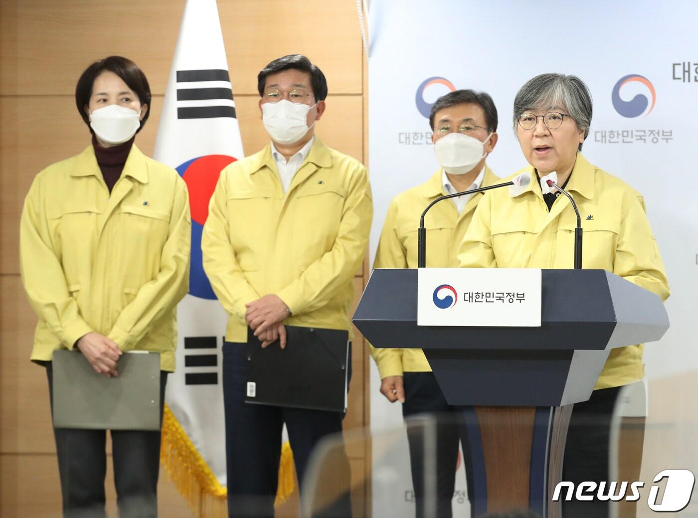 본문 이미지 - 정은경 질병관리청장이 29일 오후 서울 종로구 정부서울청사에서 신종 코로나바이러스 감염증(코로나19) 대응 특별방역점검회의 합동 브리핑을 하고 있다.왼쪽부터 유은혜 사회부총리 겸 교육부장관, 전해철 행정안전부 장관, 권덕철 보건복지부 장관, 정은경 청장. 2021.11.29/뉴스1 ⓒ News1 송원영 기자