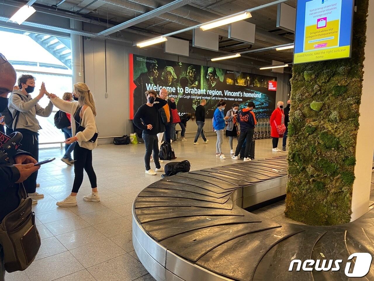 본문 이미지 - 한동안 위드코로나를 실시해온 네덜란드가 2일 새 방역 조치를 발표했다. 사진은 지난주 에인트호벤 공항 모습. ⓒ 차현정 통신원