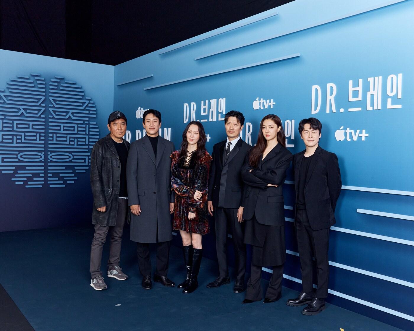 본문 이미지 - (왼쪽부터) 김지운 감독, 이선균, 이유영, 박희순, 서지혜, 이재원/ 사진제공=애플TV플러스 ⓒ 뉴스1