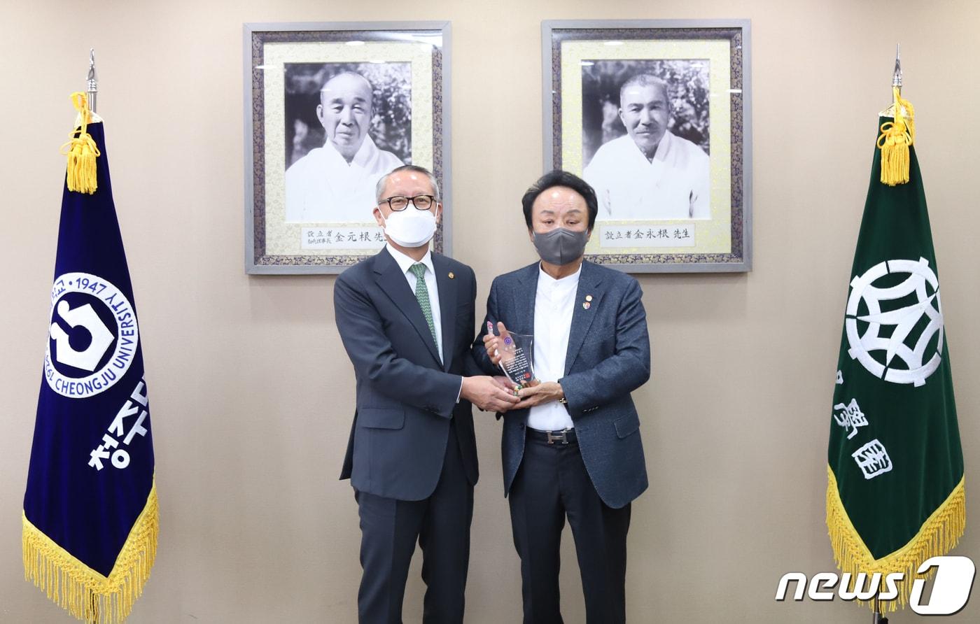 본문 이미지 - 오영식 ㈜리드종합건설 회장(오른쪽)이 청주대학교에 발전기금 1억원을 3일 기탁했다. 차천수 청주대 총장이 접견실에서 오 회장에게 감사패를 전달한 뒤 기념촬영을 하고 있다. ⓒ뉴스1