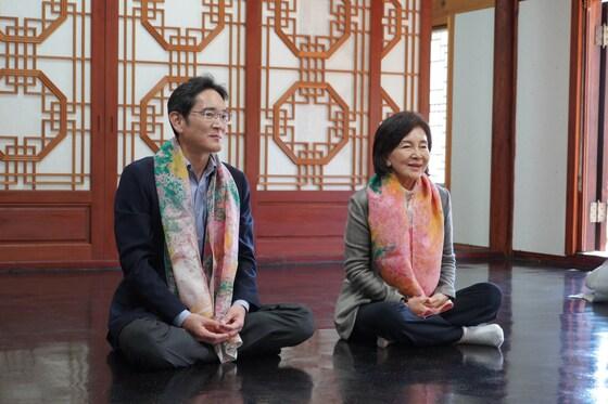 본문 이미지 - 이재용 삼성전자 부회장과 모친 홍라희 전 리움미술관 관장이 지난 2일 경남 양산 통도사를 찾아 사찰 관계자들과 대화하고 있다. 재계와 조계종에 따르면, 이 부회장과 홍 전 관장은 전날 통도사를 찾아 이건희 삼성전자 회장의 1주기를 기린 것으로 전해졌다. (조계종 제공) 2021.11.3/뉴스1