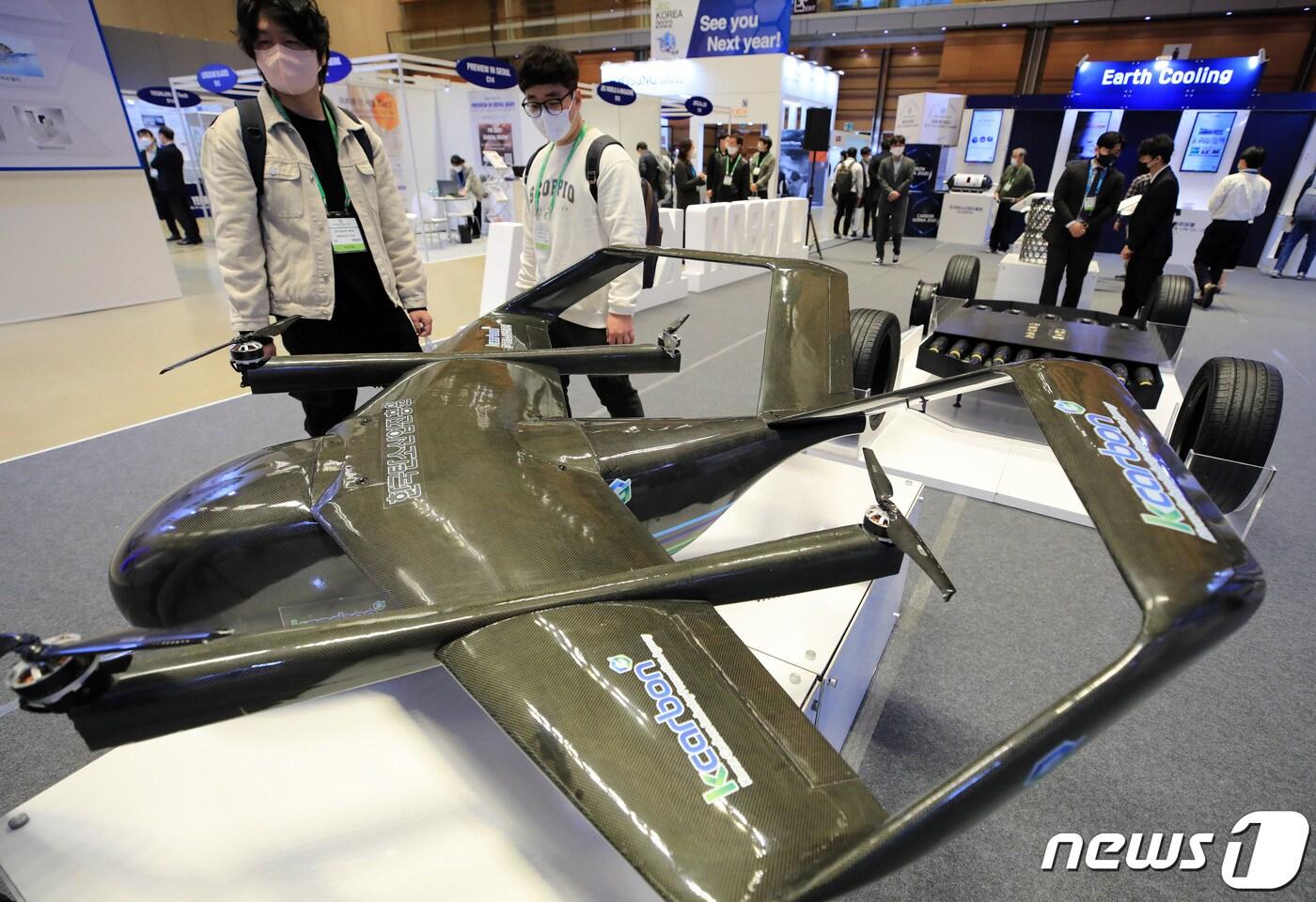 본문 이미지 - 참관객들이 탄소섬유로 만든 전시품물을 살펴보고 있다. (사진은 기사 내용과 무관함) / 뉴스1 ⓒ News1 구윤성 기자