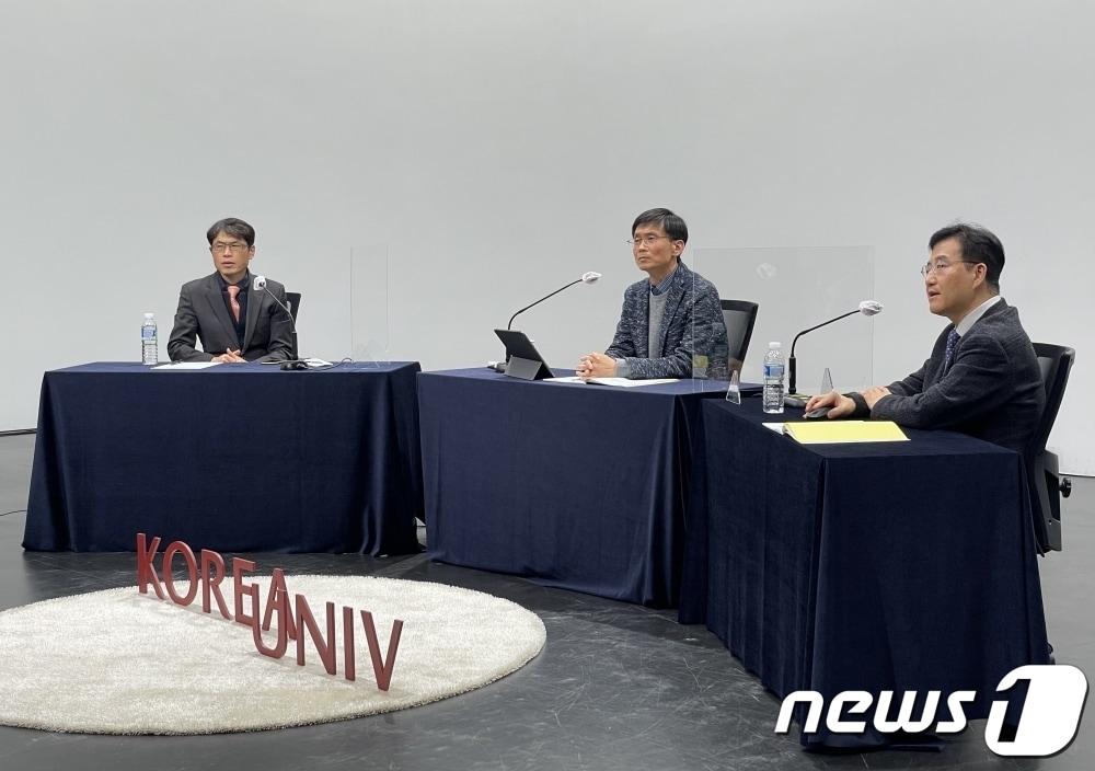 본문 이미지 - 고려대 보건대학원은 지난 28일 일환경건강센터 및 환경직업보건학회 창설기념 심포지엄을 개최했다. (왼쪽부터) 기명 예방의학교실 교수, 이원진 환경보건학과 교수, 이헌정 환경보건학과 교수 (사진제공=고려대 보건대학원)ⓒ 뉴스1