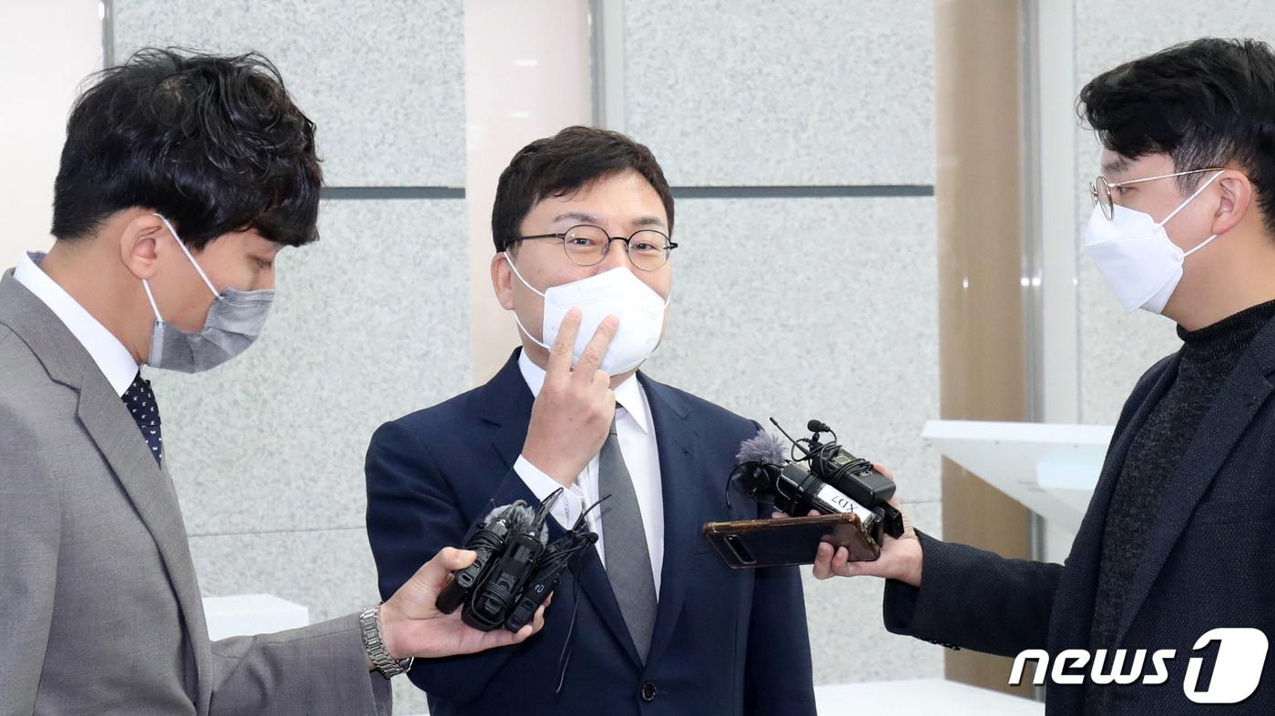 본문 이미지 - 이상직 무소속 의원이 3일 전북 전주시 전주지법에서 열린 공판 출석에 앞서 취재진의 질의에 답변을 하고 있다. 2021.11.3/뉴스1 ⓒ News1 유경석 기자