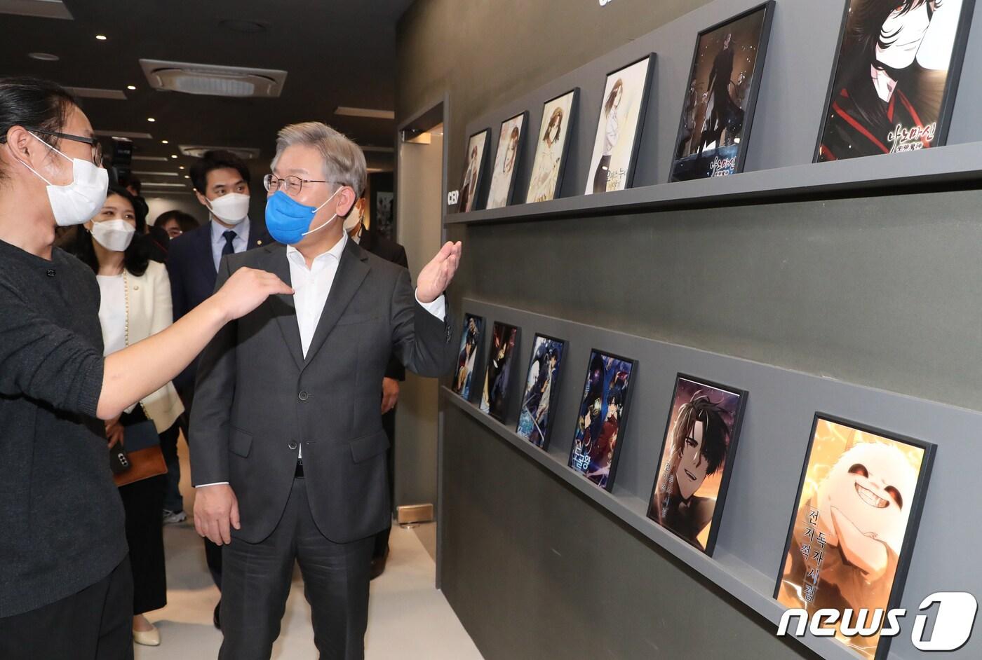이재명 더불어민주당 대선후보가 3일 경기도 부천시 부천테크노밸리 U1센터에서 열린 ‘K-웹툰의 역사를 다시 쓰는 웹툰작가들과 만나다’ 간담회에 참석해 웹툰 작업 공간을 둘러보고 있다. 2021.11.3/뉴스1 ⓒ News1 국회사진취재단
