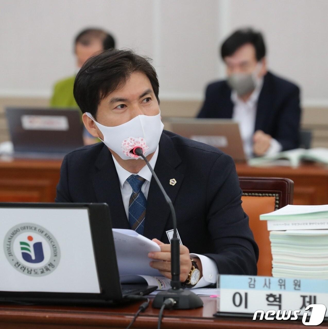본문 이미지 - 전라남도의회 교육위원회 소속 이혁제 의원이 3일 전남교육청 행정사무감사에서 질의하고 있다.ⓒ 뉴스1