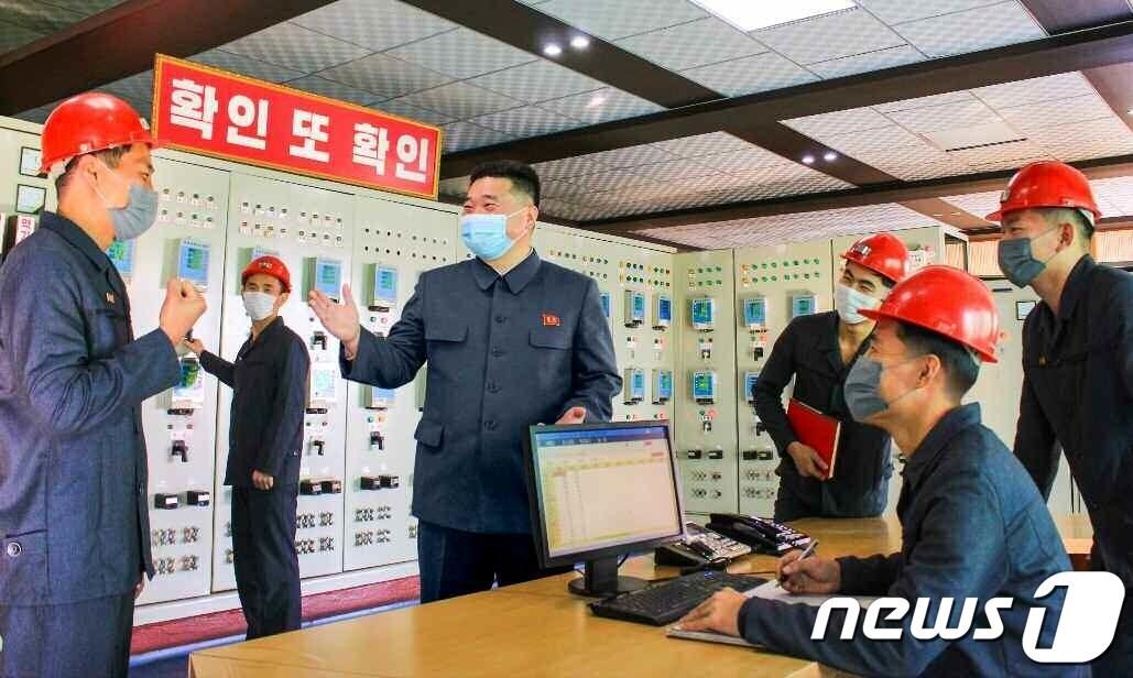 본문 이미지 - (평양 노동신문=뉴스1) = 북한 노동당 기관지 노동신문은 30일 "당 정책 관철에서 무조건성의 정신을 발휘하도록 대중을 불러일으키고 있다"면서 평양시 송배전부의 사진을 실었다. 송배전부 안에는 '확인 또 확인'이라는 문구가 걸려 있다. [국내에서만 사용가능. 재배포 금지. DB 금지. For Use Only in the Republic of Korea. Redistribution Prohibited] rodongphoto@news1.kr