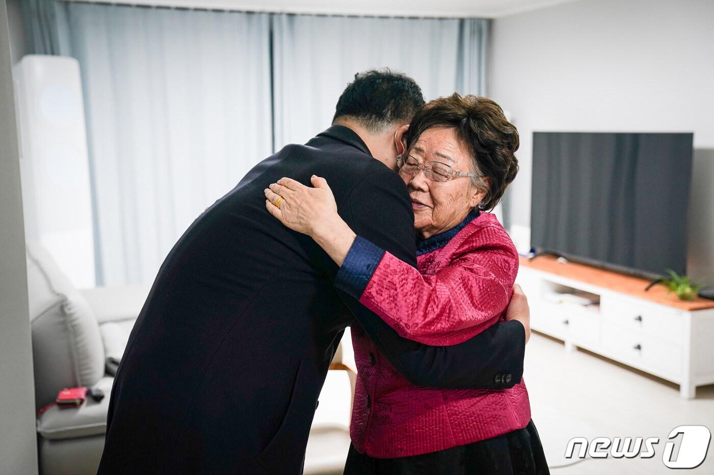 본문 이미지 - 최종건(왼쪽) 외교부 1차관과 일본군 위안부 피해자인 이용수 할머니.(외교부 제공)ⓒ 뉴스1