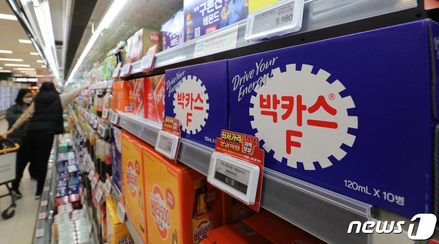 본문 이미지 - 국민 피로회복제'로 자리매김한 동아제약 '박카스F'가 서울의 한 대형마트에 비치돼 있다. 2021.11.30 ⓒ 뉴스1 박지혜 기자