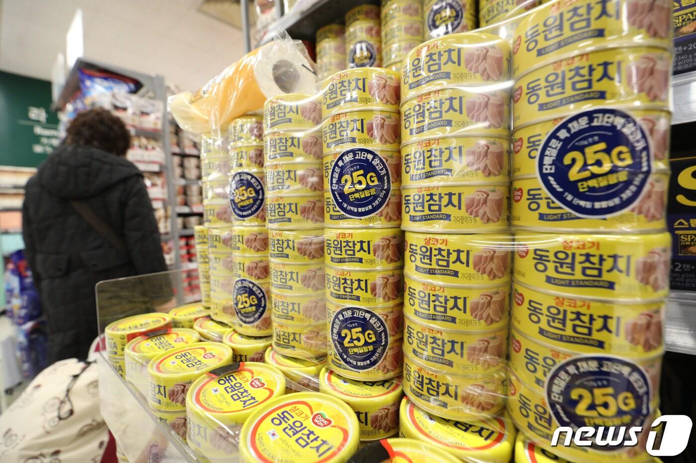 30일 서울의 한 대형마트에 동원참치가 진열되어 있다. 2021.11.30/뉴스1 ⓒ News1 박지혜 기자