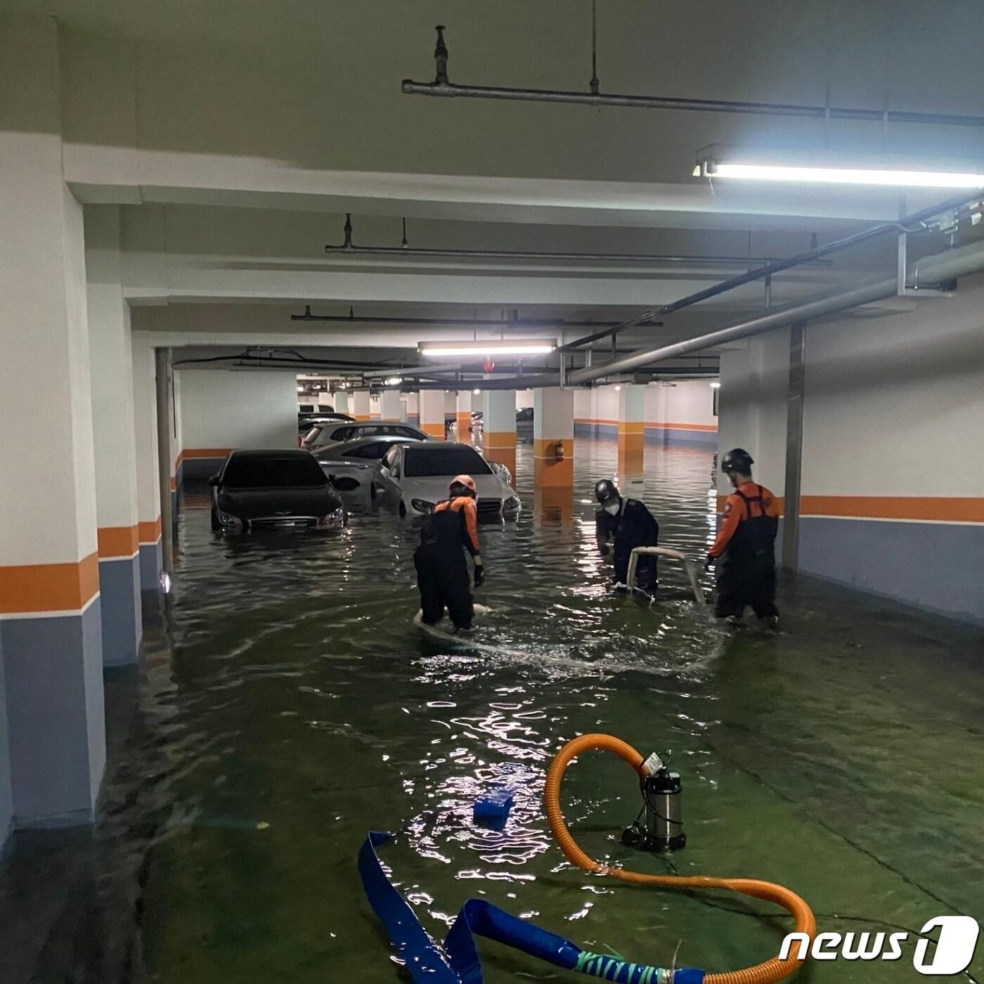 본문 이미지 - 30일 오전 6시25분쯤 광주 남구 봉선동 한 아파트에서 저수조 배관이 파열돼 지하주차장이 침수됐다. 사진은 소방당국이 배수작업을 하는 모습.(광주 남부소방서 제공)2021.11.30/뉴스1 ⓒ 뉴스1