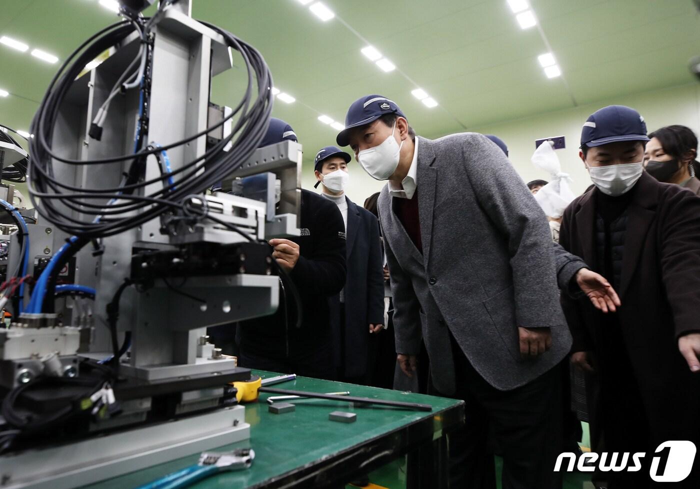 윤석열 국민의힘 대선 후보가 30일 오후 충북 청주시 소재 2차 전지 우수강소기업인 클레버를 방문해 전기차 등에 사용되는 2차 전지 제조 설비를 살펴보고 있다. 2021.11.30/뉴스1 ⓒ News1 오대일 기자