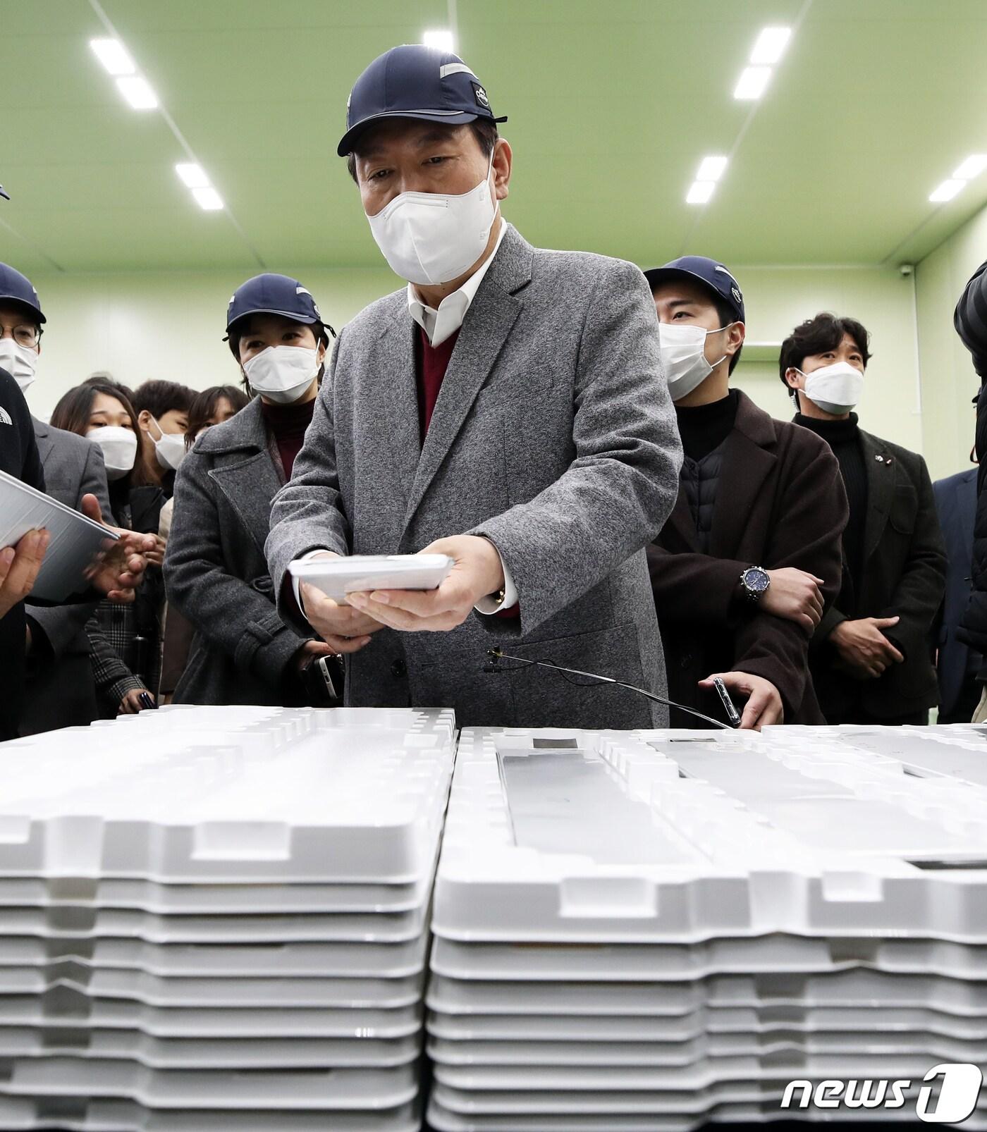 본문 이미지 - 윤석열 대통령이 후보시절 충북 청주 소재 2차전지 기업을 방문해 전기차 등에 사용되는 2차 전지 제조 설비를 살펴보고 있다. 2021.11.30/뉴스1 ⓒ News1 오대일 기자