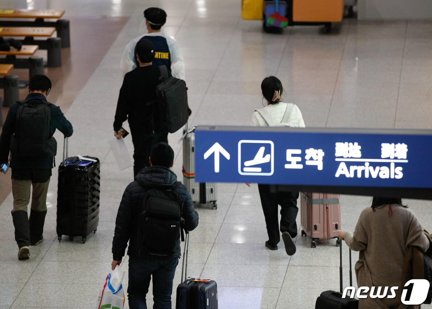 본문 이미지 - 신종 코로나바이러스 감염증(코로나19) 변이 바이러스인 오미크론 확산 우려가 커지고 있는 30일 인천국제공항 1터미널에서 여행객들이 입국하고 있다. 2021.11.30/뉴스1 ⓒ News1 안은나 기자