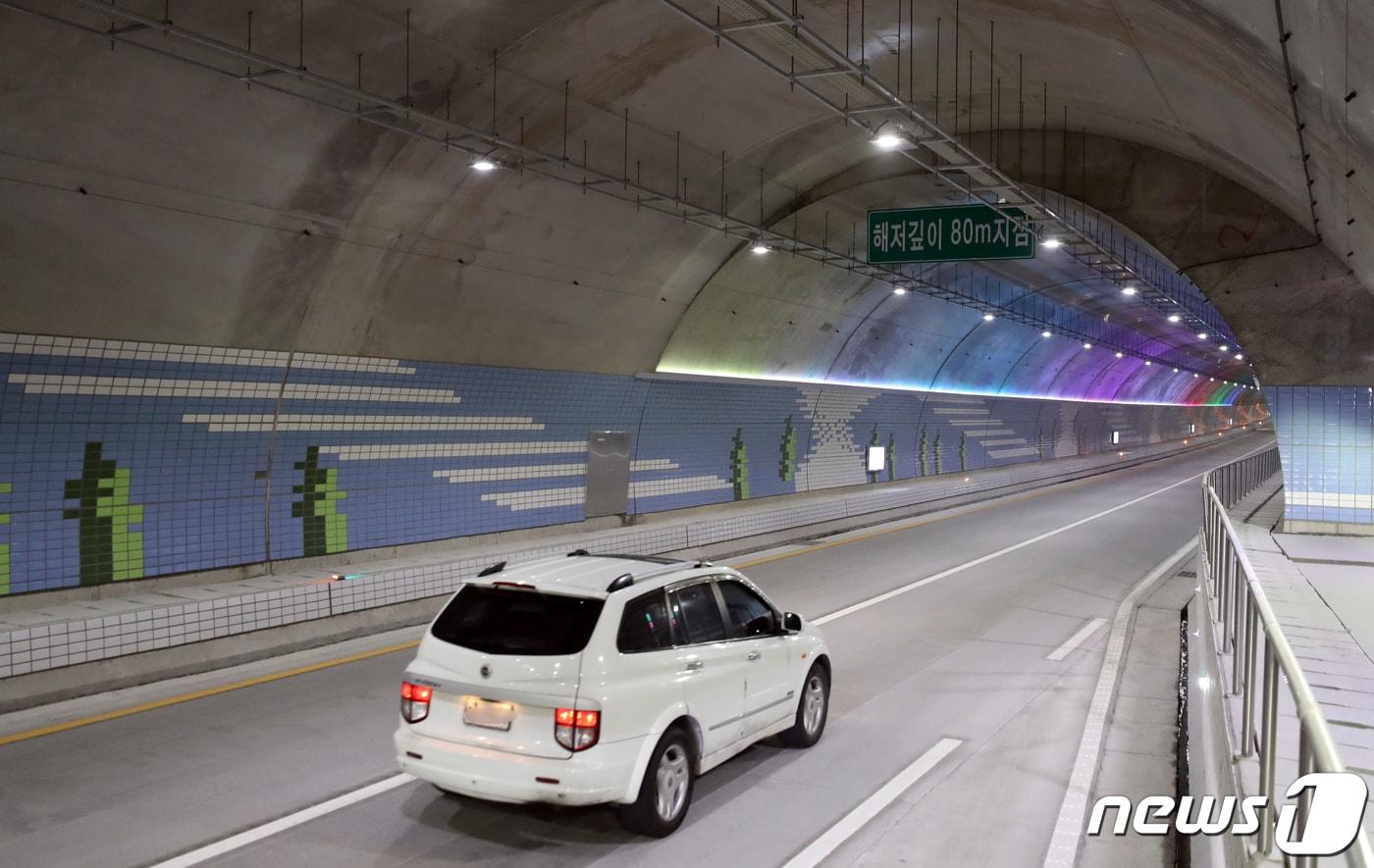 본문 이미지 - 충남 보령시와 태안군을 잇는 보령해저터널. 총연장은 6.927km이며 평균 수심은 25m, 해수면 기준 최저 80m 구간을 지난다. /뉴스1 ⓒ News1 장수영 기자