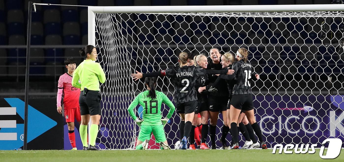 30일 오후 고양종합운동장에서 열린 여자축구 대표팀 대한민국과 뉴질랜드의 친선경기 2차전에서 뉴질랜드 가비 레니가 골을 넣은 뒤 환호하고 있다. 2021.11.30/뉴스1 ⓒ News1 박지혜 기자