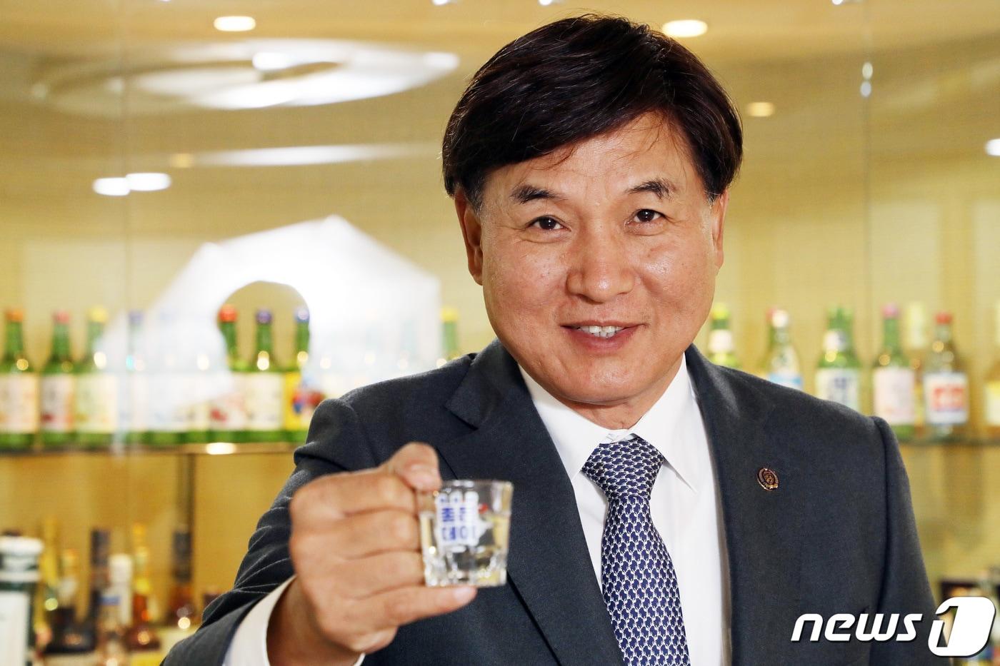 본문 이미지 - 최재호 무학 회장이 4일 서울 서초구 무학빌딩에서 뉴스1과 인터뷰에 앞서 다양한 종류의 '좋은데이' 제품들을 소개하고 있다. 2021.11.4/뉴스1 ⓒ News1 조태형 기자