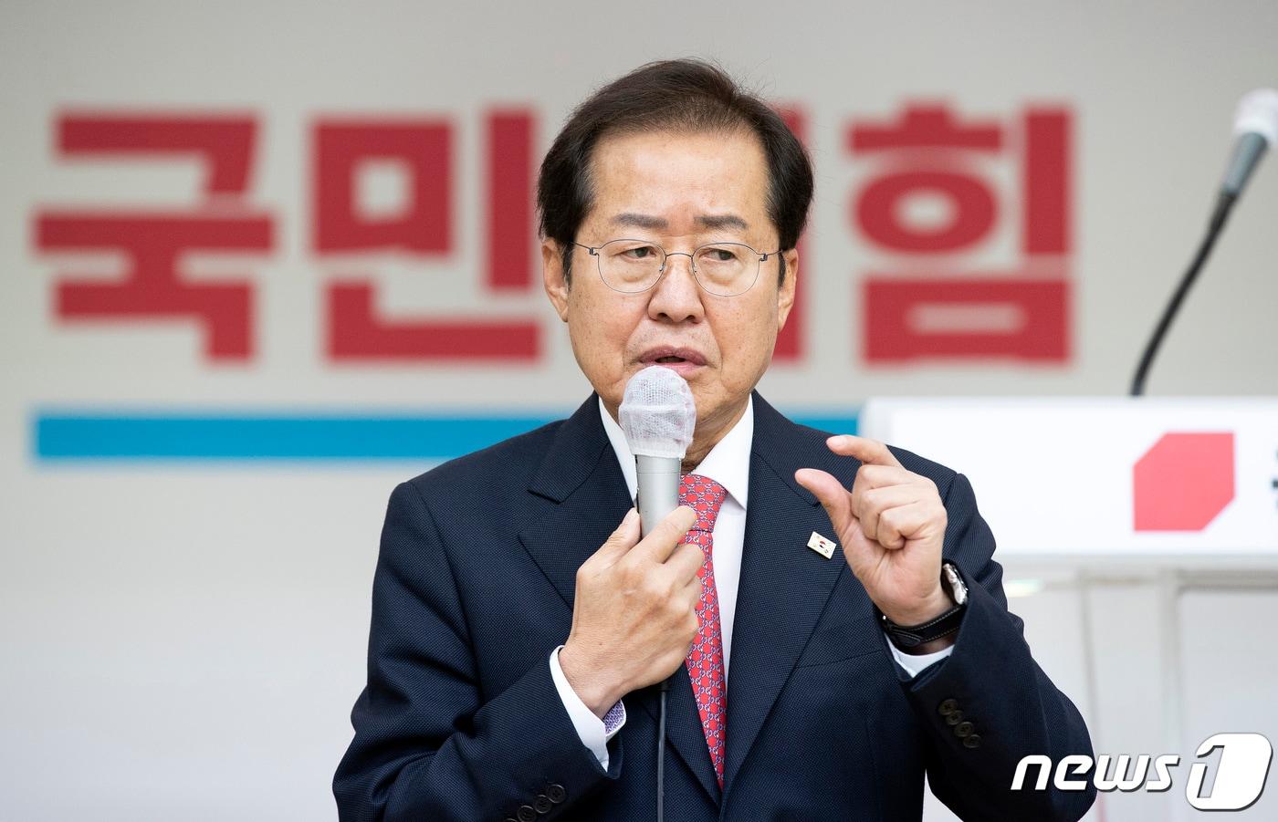 본문 이미지 - 홍준표 국민의힘 대선 경선 후보가 4일 수원시 장안구 경기도당위원회를 방문해 인사말을 하고 있다. 2021.11.4/뉴스1 ⓒ News1 국회사진취재단