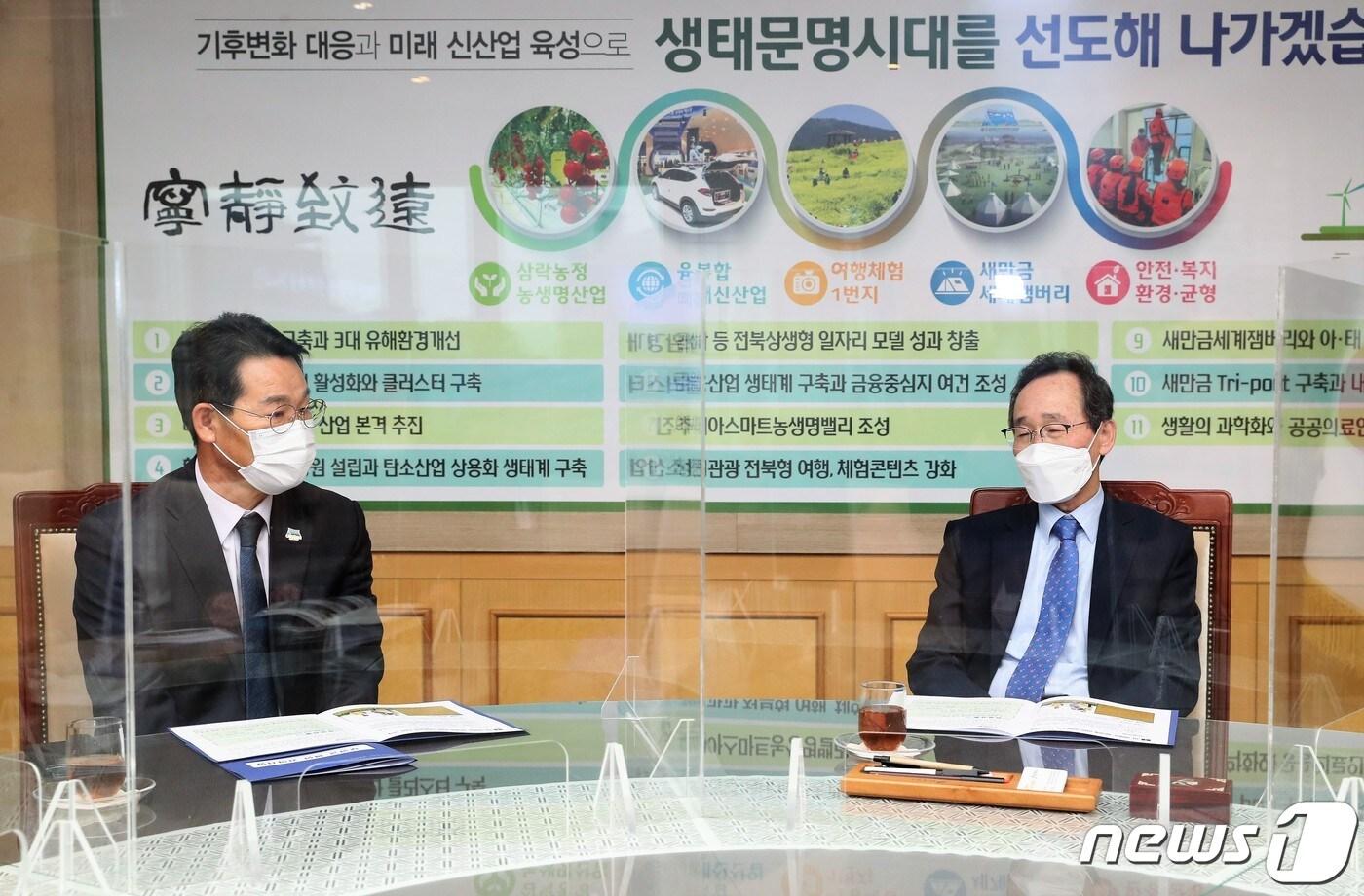 본문 이미지 - 권익현 전북 부안군수(왼쪽)가 송하진 전북도지사에게 이상기온 등으로 인한 부안지역 벼 병해충 피해를 농업재해로  인정해 줄 것을  요청하고 있다.  ⓒ 뉴스1