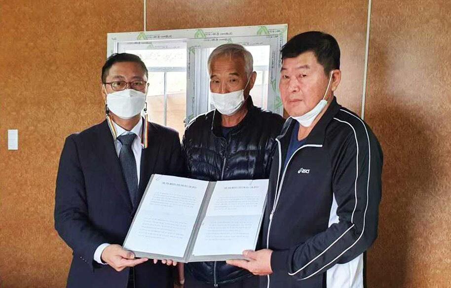 본문 이미지 - 지난 4일 김명규(왼쪽부터) 쿠팡 물류정책 전무와 이원형 덕평1리 노인회장·김우영 쿠팡화재피해대책위원회 위원장이 협약 체결 후 기념사진을 촬영하고 있다.(쿠팡 제공)ⓒ 뉴스1