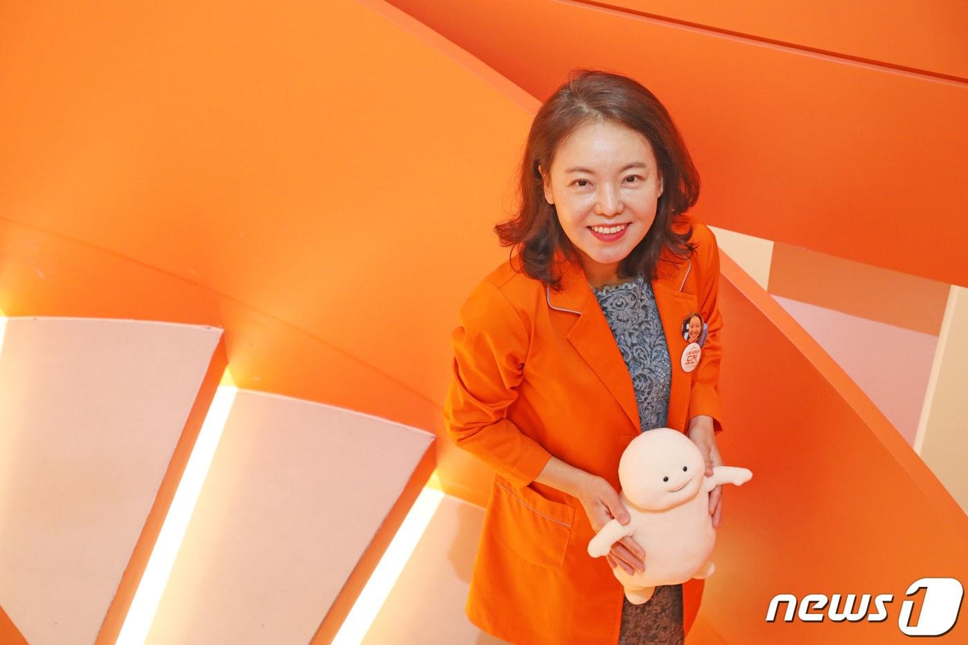 본문 이미지 - 김정은 365mc 올뉴강남본점 대표원장이 서울 강남구 365mc의원 강남본점에서 캐릭터 '지방이'인형과 함께 포즈를 취하고 있다./뉴스1 ⓒ News1 조태형 기자