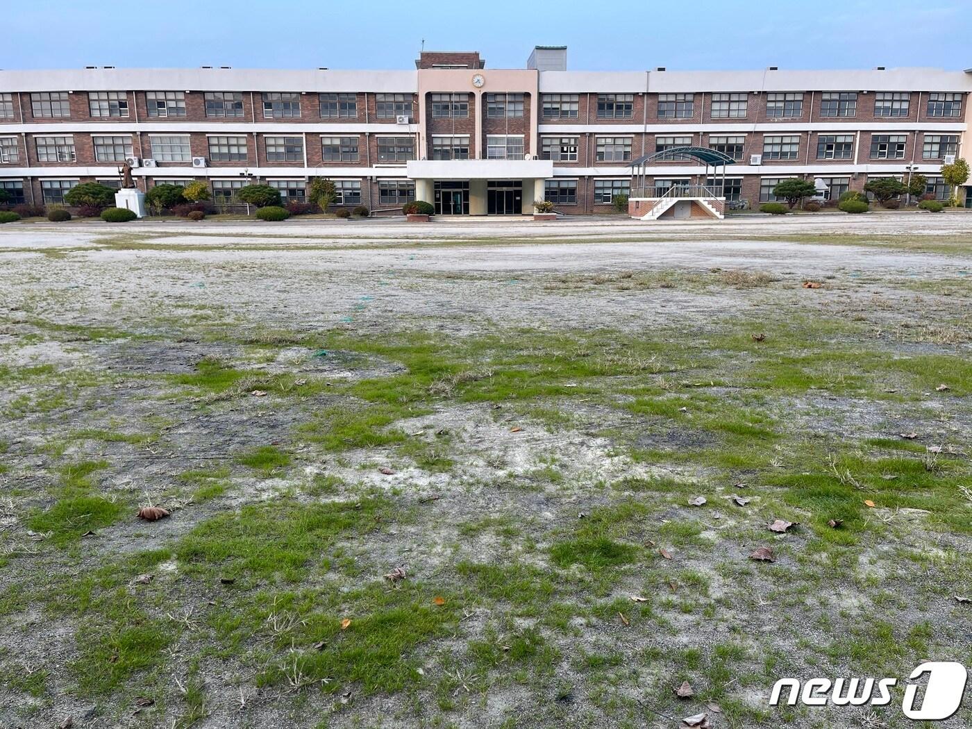 본문 이미지 - 4일 충북 충주시는 옛 남한강초 본관 건물을 충주시평생학습관 교육장소로 활용한다고 밝혔다. 사진은 사용하지 않아 풀이 자란 옛 남한강초 운동장 모습.2021.11.4/ⓒ 뉴스1
