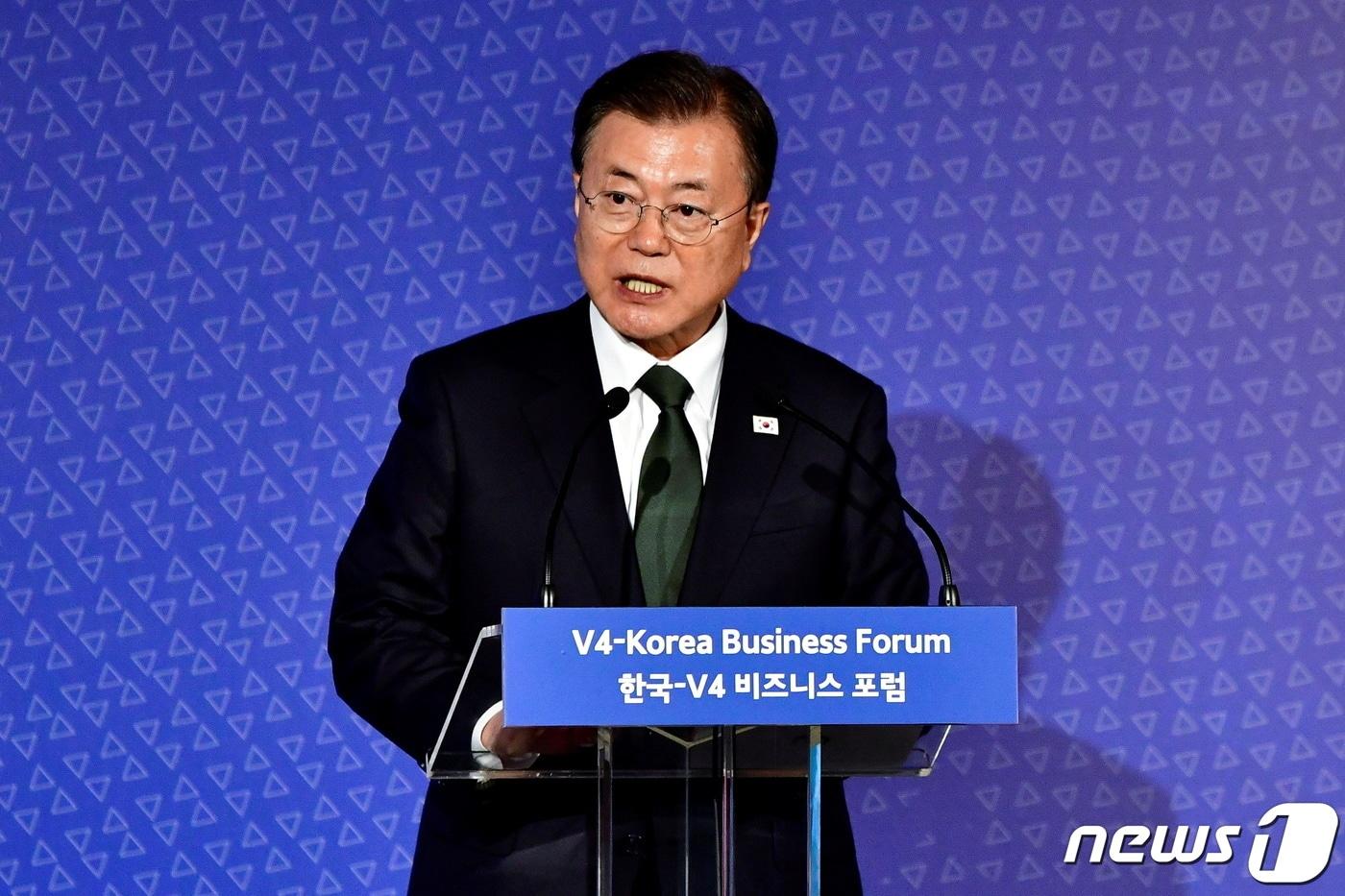 본문 이미지 - 헝가리 국빈 방문 중인 문재인 대통령은 4일(현지시간) 한-비세그라드 그룹(V4) 정상회의에 참석했다. ⓒ 로이터=뉴스1