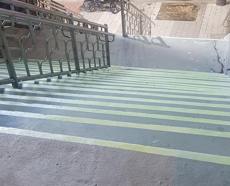 본문 이미지 - 야광 페인트 칠한 공덕동 계단(마포구 제공).ⓒ 뉴스1