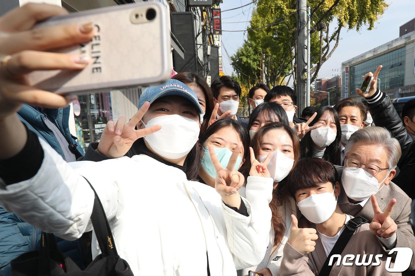 이재명 더불어민주당 대선 후보가 5일 오전 대구 북구 경북대학교 북문 인근에 도착해 학생들의 요청에 기념사진을 찍고 있다./뉴스1 ⓒ News1 공정식 기자