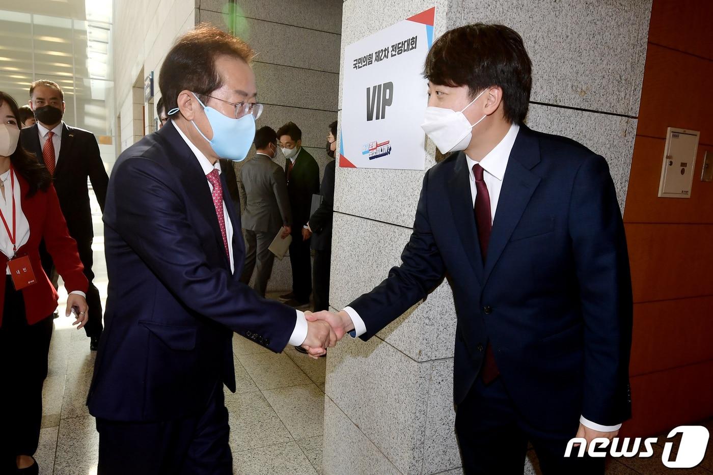 2021년 11월 5일 홍준표 국민의힘 대선 경선 후보(왼쪽)가 서울 용산구 백범김구기념관에서 열린 제2차 전당대회에 참석하기 전 이준석 국민의힘 대표와 악수를 나누고 있다. 2021.11.5/뉴스1 ⓒ News1 오대일 기자