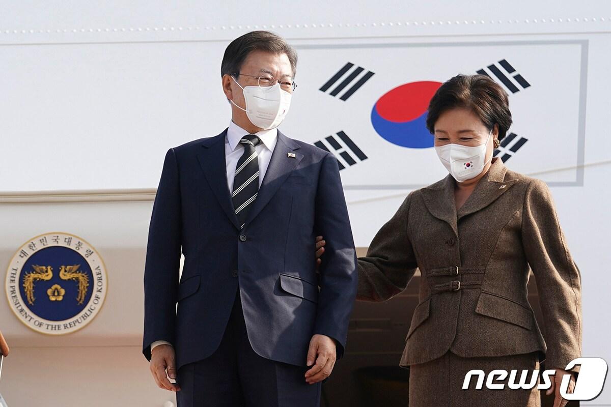 본문 이미지 - 7박 9일간의 유럽 순방일정을 마친 문재인 대통령과 김정숙 여사가 5일 경기도 성남시 서울공항에 도착하고 있다.(청와대 제공)2021.11.5/뉴스1