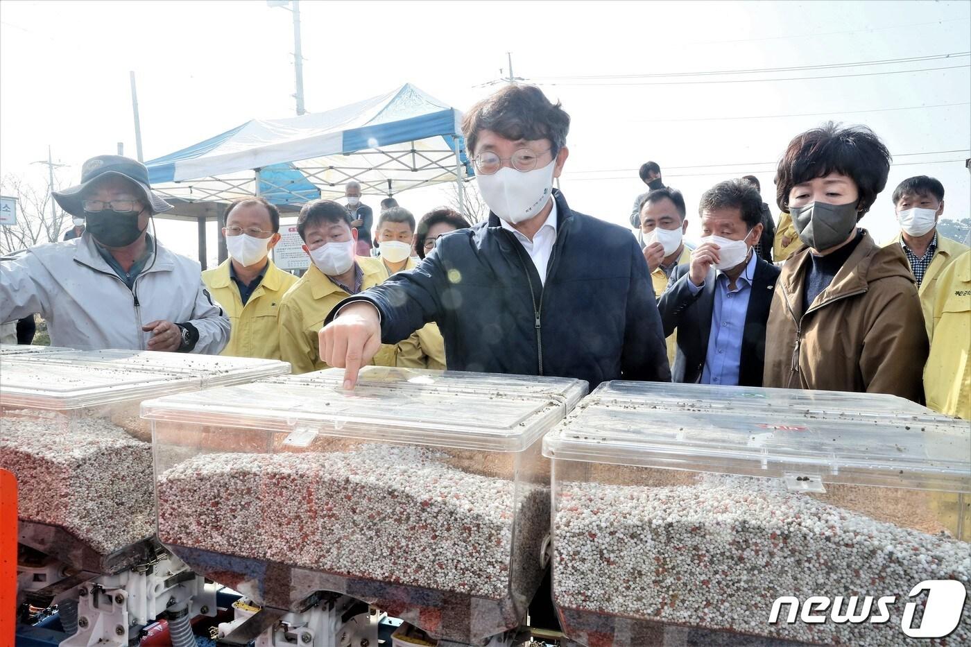 박영범 농림축산식품부 차관이 5일 부안군 백산면 우리 밀 파종현장을 방문했다. ⓒ 뉴스1