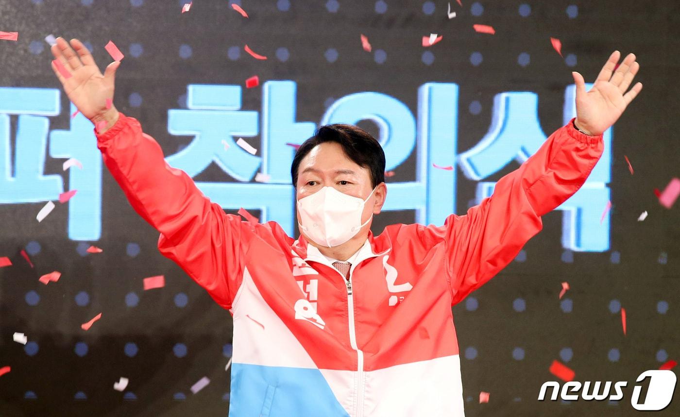 본문 이미지 - 국민의힘 20대 대통령 후보로 당선된 윤석열 전 검찰총장이 5일 오후 서울 용산구 백범김구기념관에서 열린 '국민의힘 제2차 전당대회'에서 손을 들어 기뻐하고 있다. 2021.11.5/뉴스1 ⓒ News1 오대일 기자