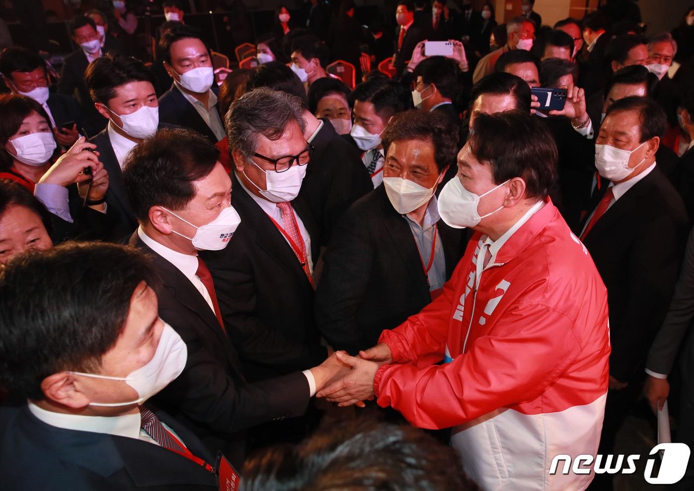 국민의힘 20대 대통령 후보로 당선된 윤석열 전 검찰총장이 5일 오후 서울 용산구 백범김구기념관에서 열린 '국민의힘 제2차 전당대회'에서 김기현 원내대표 등으로부터 축하를 받고 있다. 2021.11.5/뉴스1 ⓒ News1 오대일 기자