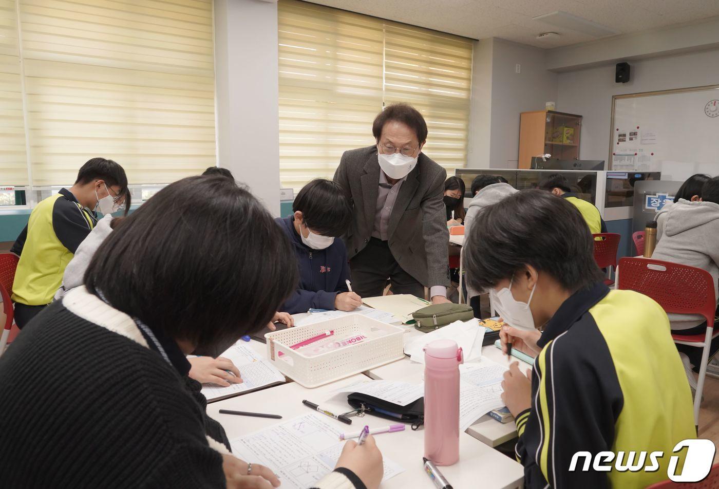 조희연 서울시교육감이 5일 오후 서울 성북구 장위중학교에서 기본학력 보장을 위한 협력강사 수업을 체험하고 있다. (서울시교육청 제공) 2021.11.5/뉴스1