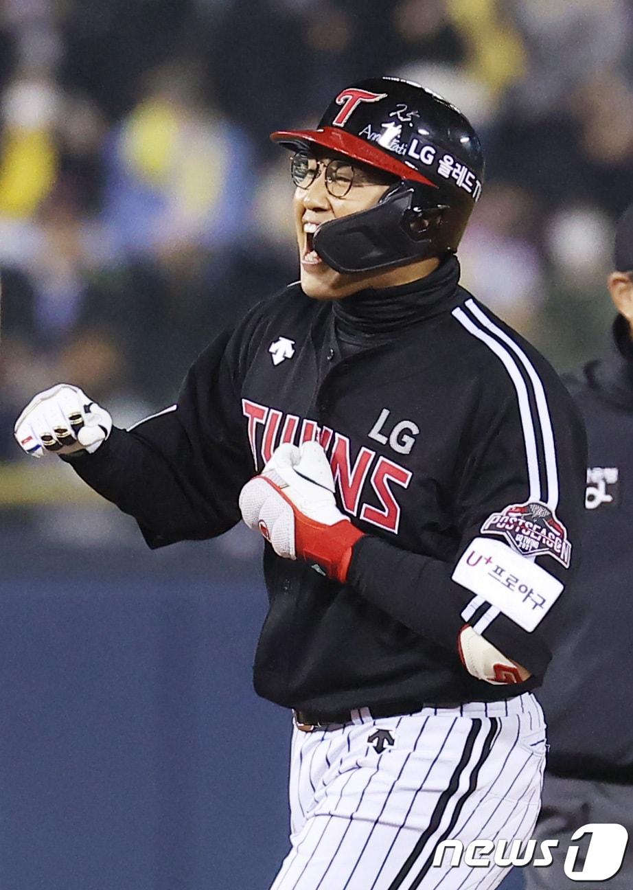 본문 이미지 - 5일 오후 서울 잠실야구장에서 열린 '2021 신한은행 SOL KBO리그' 준플레이오프 2차전 LG트윈스와 두산베어스의 경기, 2회초 무사 주자 없는 상황 LG 채은성이 2루타를 친 후 세리머니하고 있다. 2021.11.5/뉴스1 ⓒ News1 조태형 기자