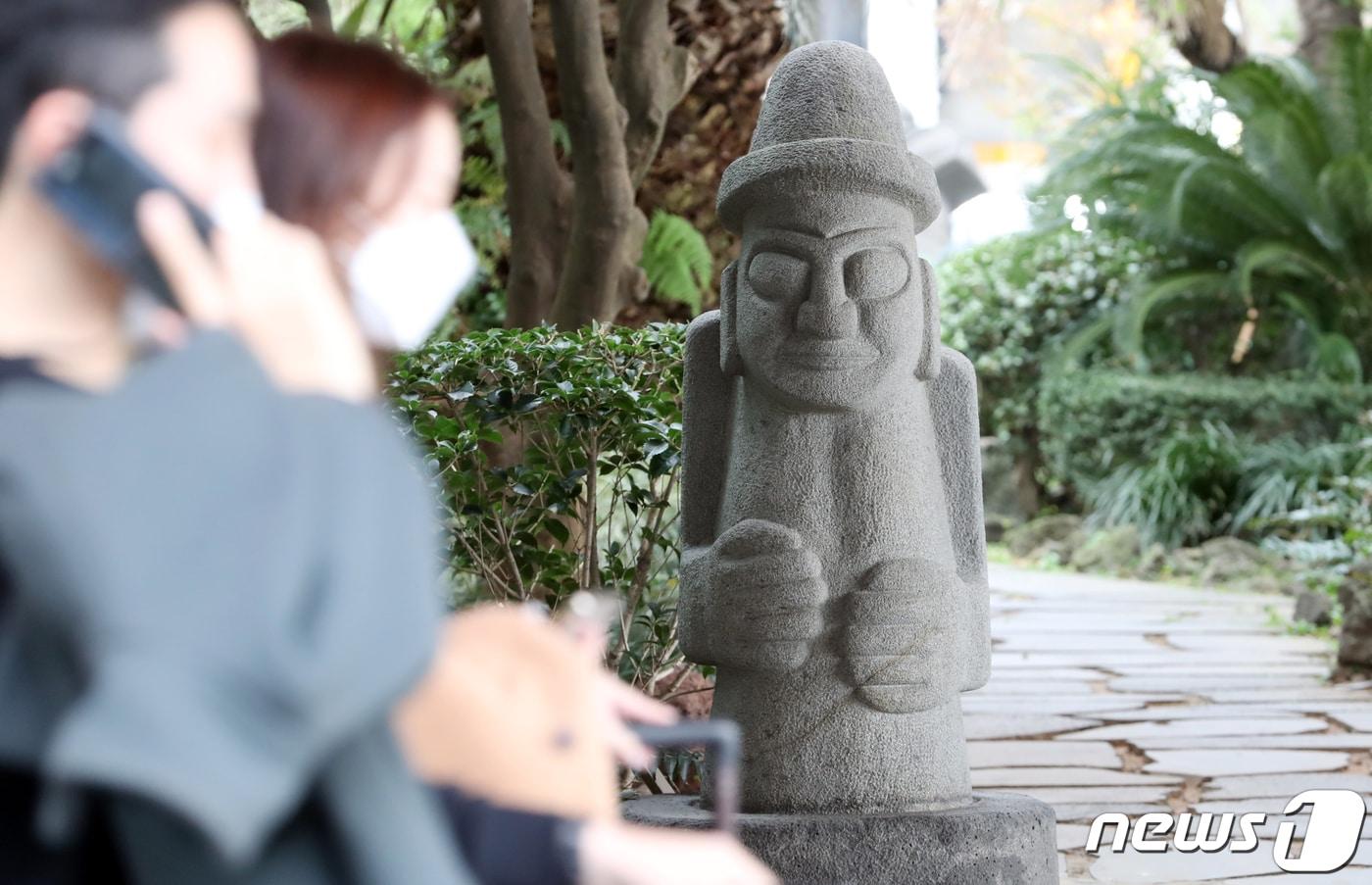 제주국제공항에 내린 관광객들이 바삐 걸음을 옮기고 있다.ⓒ News1 DB