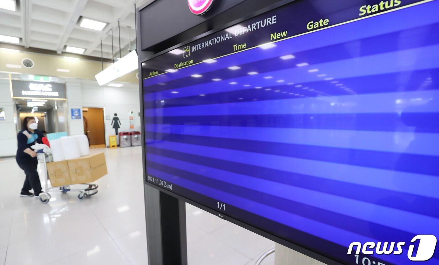 본문 이미지 - 제주 카지노 업체들이 매출급감으로 줄폐업 위기에 직면했다.  25일 제주도에 따르면 도내 8곳의 외국인전용카지노의 지난해 매출은 505억원으로 전년 690억원보다 27.0% 감소했다. 제주국제공항 국제선 현황판이 텅 비어있다. 2021.11.7/뉴스1 ⓒ News1 오현지 기자