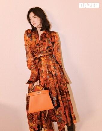 본문 이미지 - 펜디 피카부를 착용한 배우 송혜교의 화보.(사진제공 펜디, 데이즈드 매거진) ⓒ 뉴스1 DB