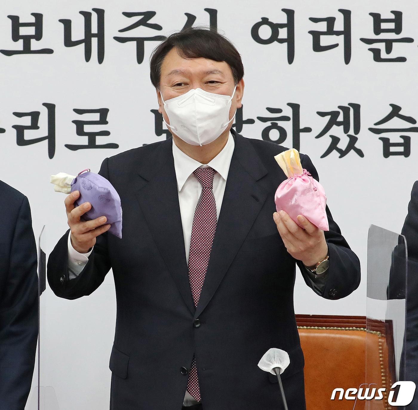 본문 이미지 - 윤석열 국민의힘 대선후보(왼쪽 두 번째)가 8일 오전 서울 여의도 국회에서 열린 최고위원회의에서 이준석 대표에게 비단주머니를 받은 후 발언하고 있다. 2021.11.8/뉴스1 ⓒ News1 이동해 기자