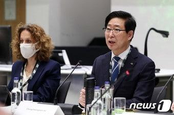 본문 이미지 - 양승조 충남도지사가 전 세계 지방정부 대표 등에게 “더 멀리, 더 빨리, 함께 탄소중립을 실천해 나아가자”고 제안했다.(충남도 제공).ⓒ 뉴스1