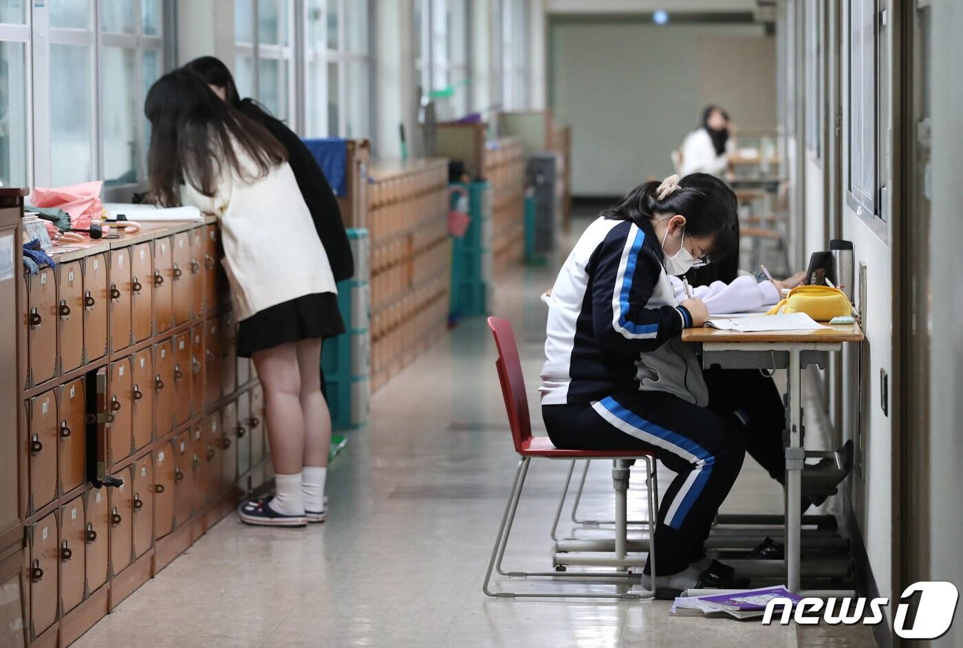 본문 이미지 - 2022학년도 대학수학능력시험이 열흘 앞으로 다가온 지난 8일 한 고등학교에서 수험생들이 시험 준비를 하고 있다. 2021.11.8/뉴스1 ⓒ News1 김기태 기자