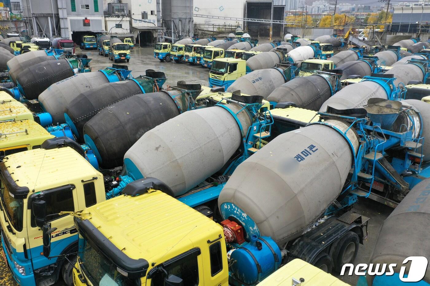 8일 경기도 안양의 한 레미콘 공장에 요소수 부족으로 운행하지 못하는 차량이 주차돼 있다. 2021.11.8/뉴스1 ⓒ News1 조태형 기자