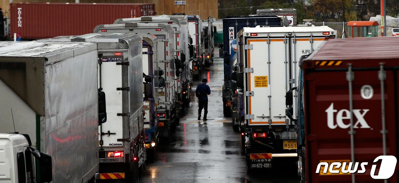 중국의 요소수 수출 제한 여파로 요소수 품귀 현상이 이어지고 있는 8일 오후 울산시의 한 고속도로 휴게소 주유소에 화물차들이 요소수를 넣기 위해 길게 줄을 서 있다. 2021.11.8/뉴스1 ⓒ News1 윤일지 기자