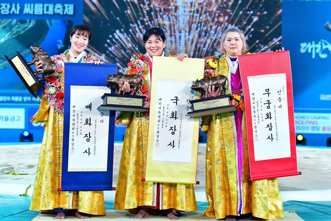 본문 이미지 - 8일 울산광역시 문수체육관에서 열린 위더스제약 2021 천하장사 씨름대축제 여자부 체급별 우승한 선수들(양윤서, 김다혜, 최희화 순)이 장사인증서와 트로피를 들고 기념촬영을 하고 있다.(대한씨름협회 제공)ⓒ 뉴스1
